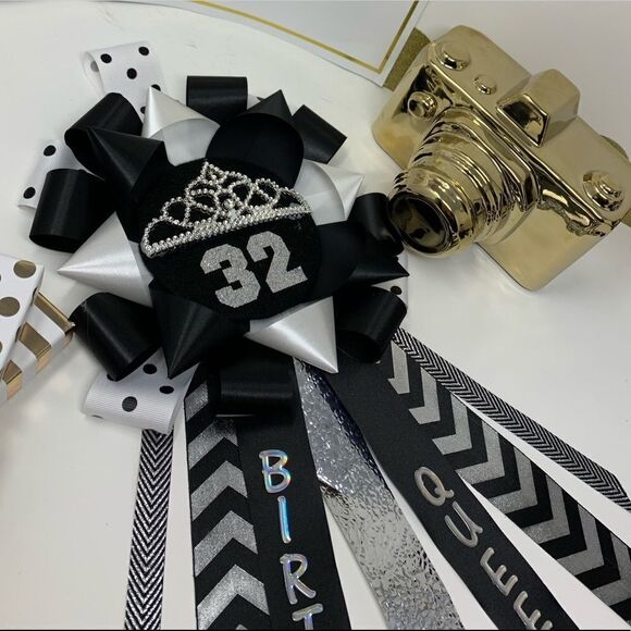 Queen Pin-Corsage custom made authentic - Picture 4 of 11